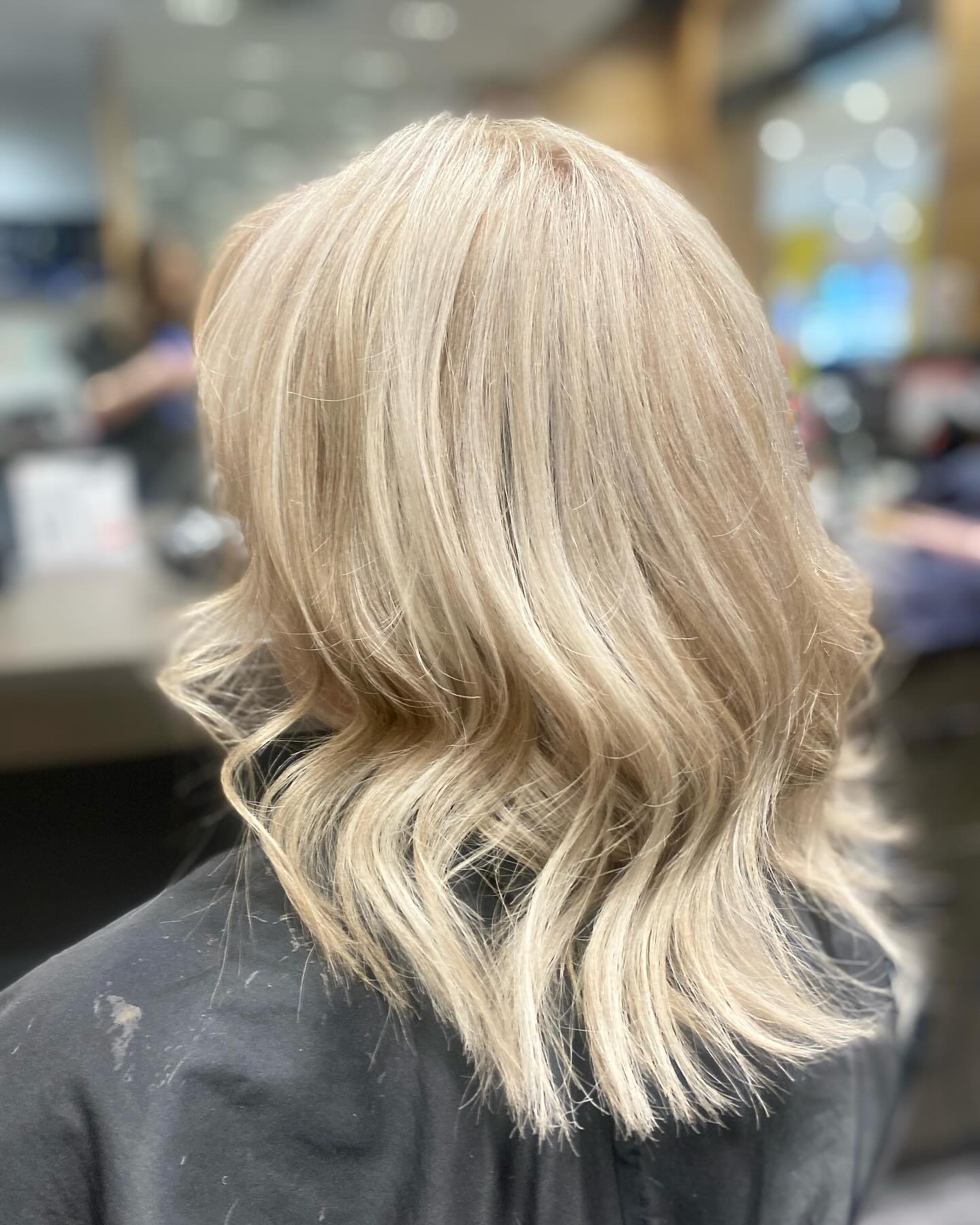 Blonde lob with soft movement